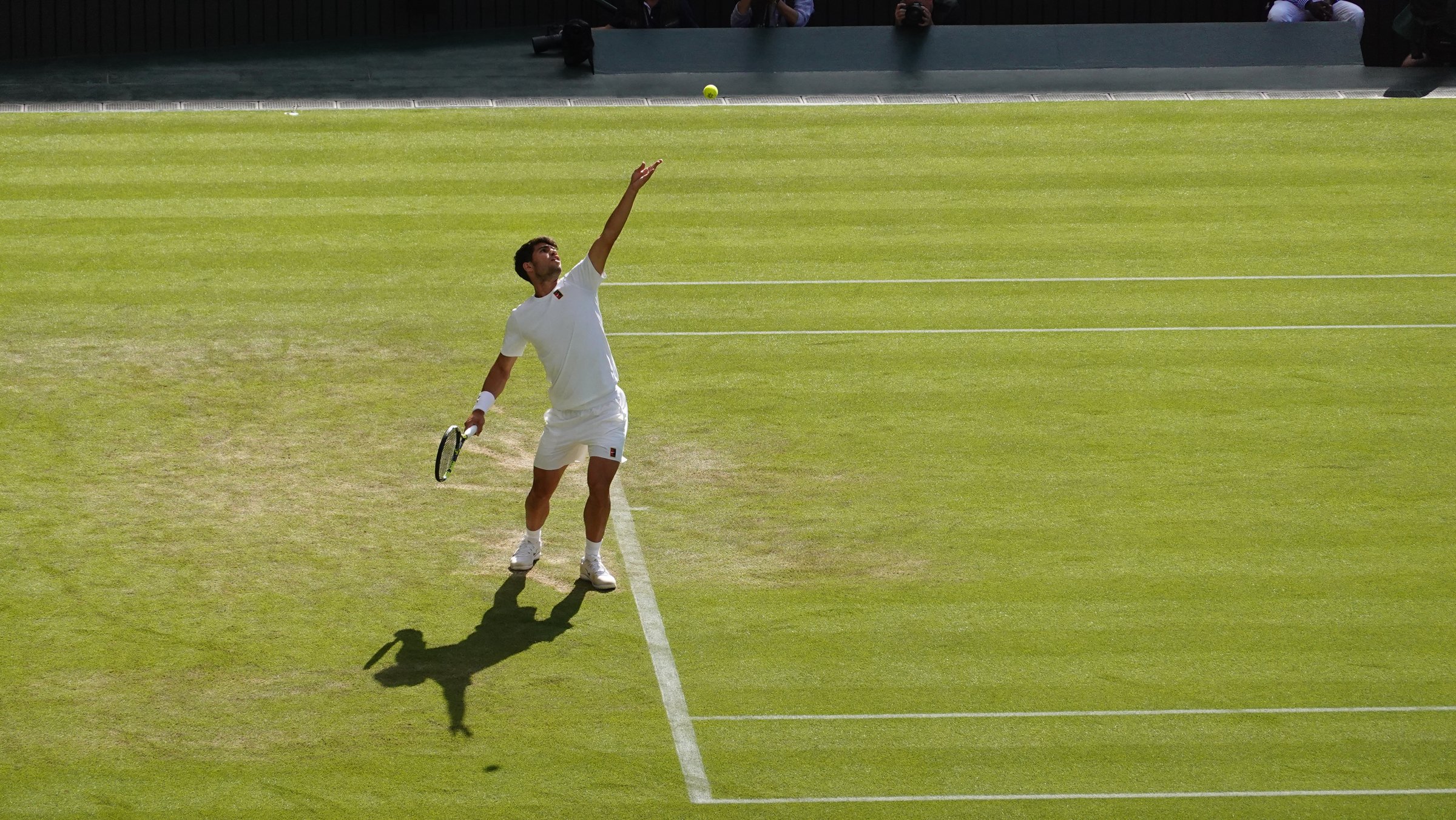 Carlos Alcaraz at full stretch on the serve