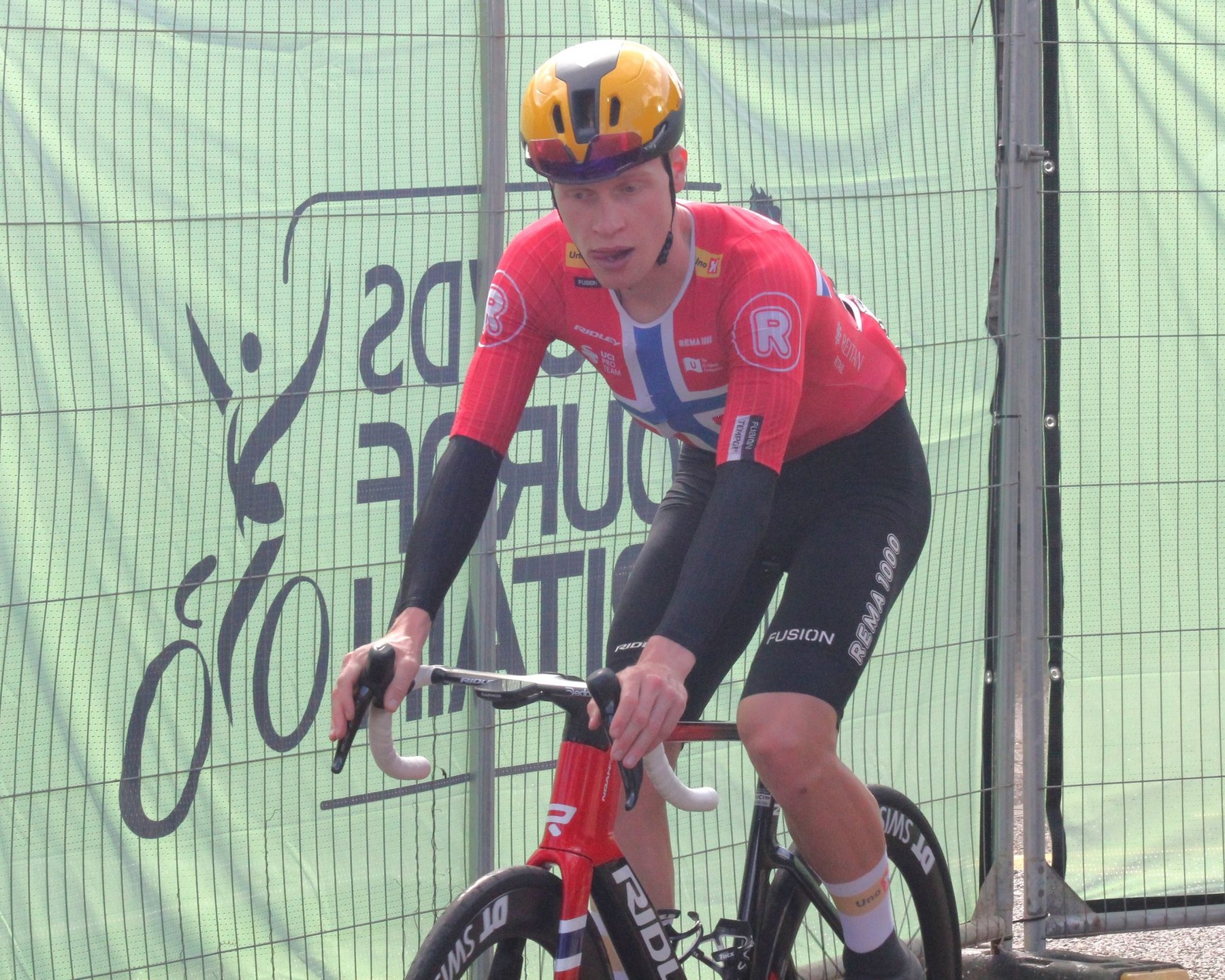 Andreas Leknessund riding in Uno-X Mobility colours